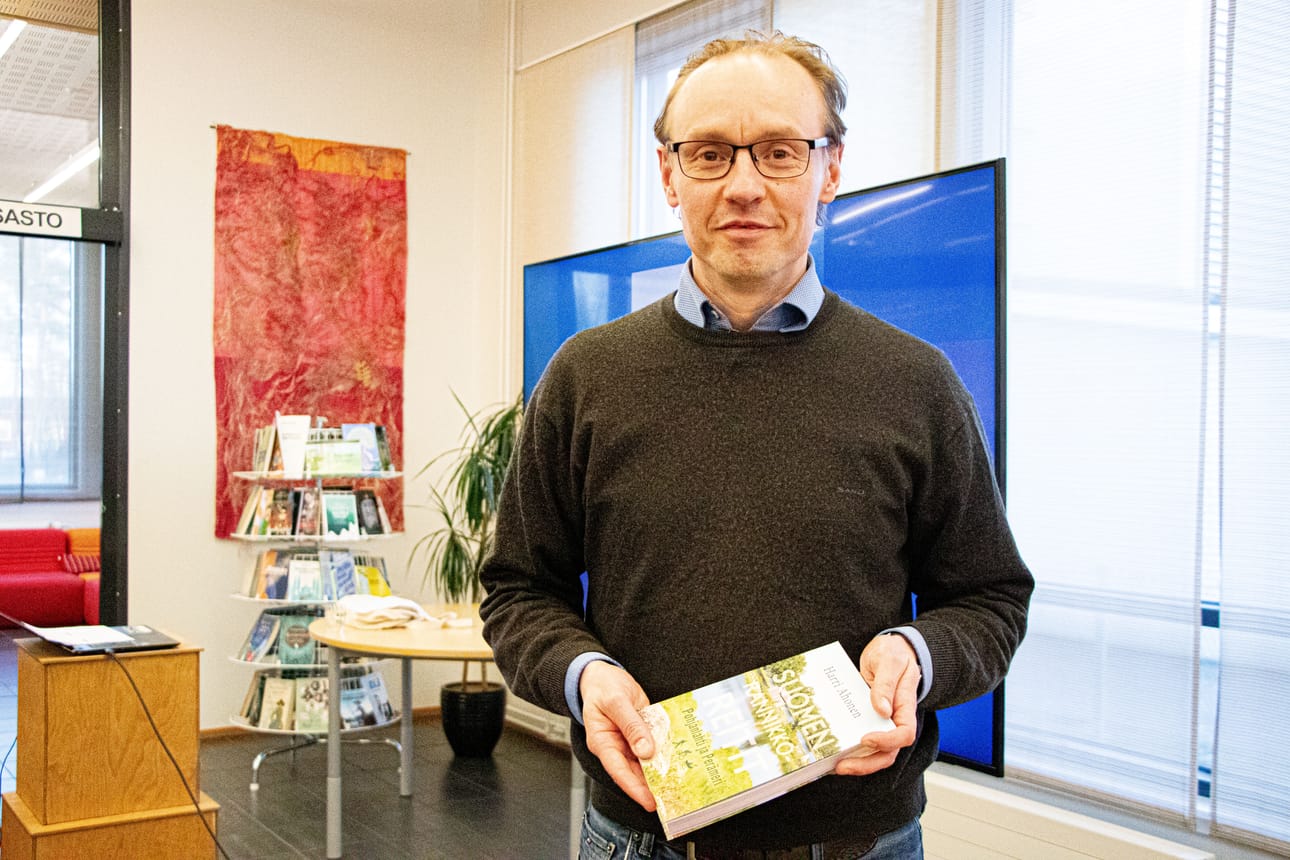 Harri Ahonen kävi Ruukissa kertomassa uusimmasta retkeilyoppaastaan. Teos on vaellusta yli 20 vuotta harrastaneen Ahosen 10. retkeilyaiheinen kirja.