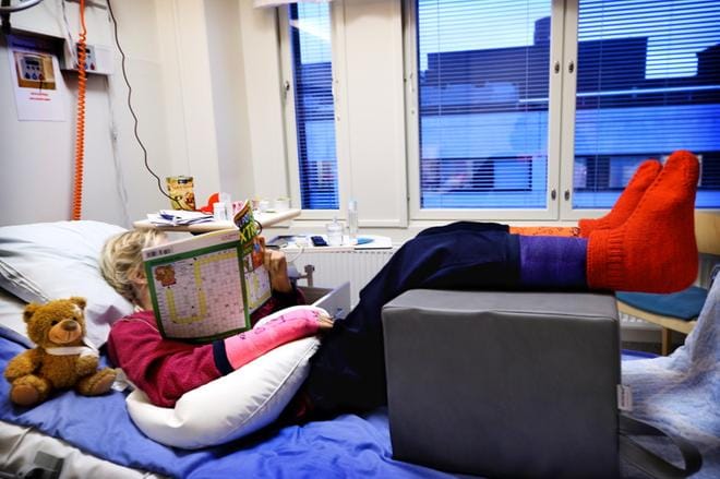 Kuortaneen kolarissa pahoin loukkaantunut Anu Kankaanpää ei halua kasvojaan julkisuuteen. Hänen kaikissa neljässä raajassaan on murtumia, mutta pahiten murskaantui oikea käsi. Ristikoita tekemällä hän on saanut harjoitusta vasemmalla kädellä kirjoittamiseen. KUVA: JOUKO HÄNNINEN