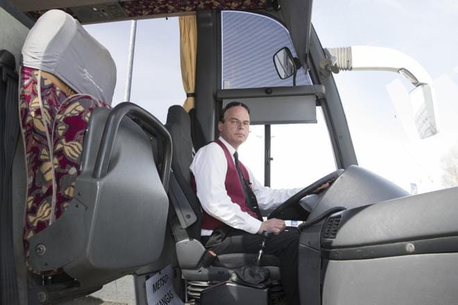 Ammattiautoilija Jorma Ollila ihmettelee, miksei poliisi valvo enemmän ajoetäisyyksiä, vaikka ne ovat iso ongelma. Peräänajot aiheuttavat usein vakavia onnettomuuksia. KUVA: Teija Soini