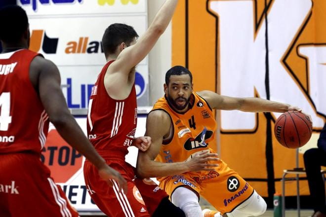 Karhu Basketin Rene Rougeau vei palloa Pyrinnön pelaajien estellessä. KUVAT: JOUKO HÄNNINEN