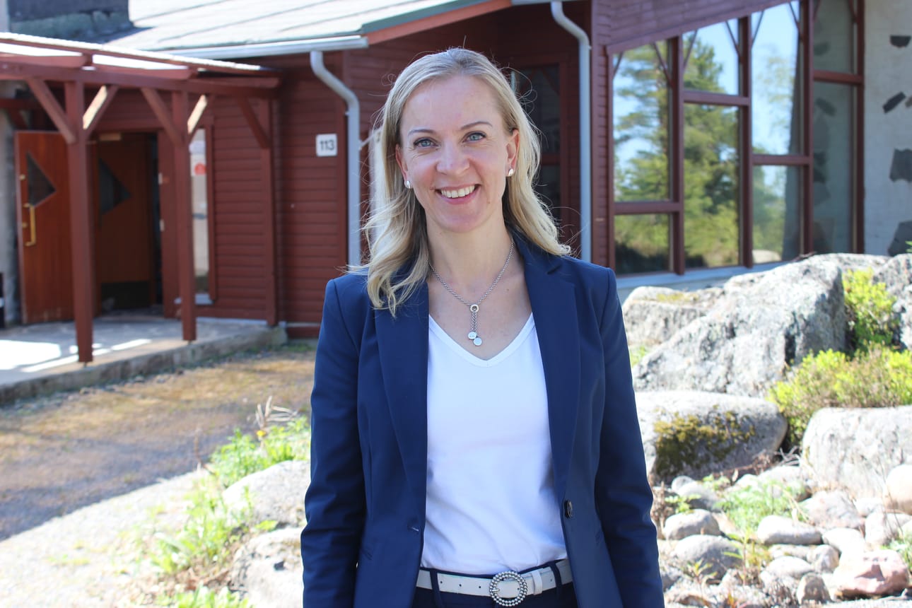 Nauvolainen liikunta-, urheilu- ja nuorisoministeri Sandra Bergqvist (r.) poikkesi Kristiinassa toissa päivänä. Hän tapasi iltapäivällä Pyhävuorella Pohjanmaan liikuntaneuvojia.