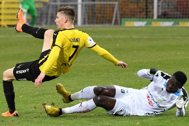 FC Hongan Jonas Levänen ja VPS:n Ibrahim Guete (oikealla) taistelivat tiukasti Jalkapalloliigan päätöskierroksella. Honka voitti kotonaan VPS:n 3–1, mutta pronssitaisto ratkesi päätöskierroksen päätösvaiheissa, kun KuPS teki 2–1-voittomaalin IFK Mariehamnin vieraana. KUVA: LEHTIKUVA/JUSSI NUKARI