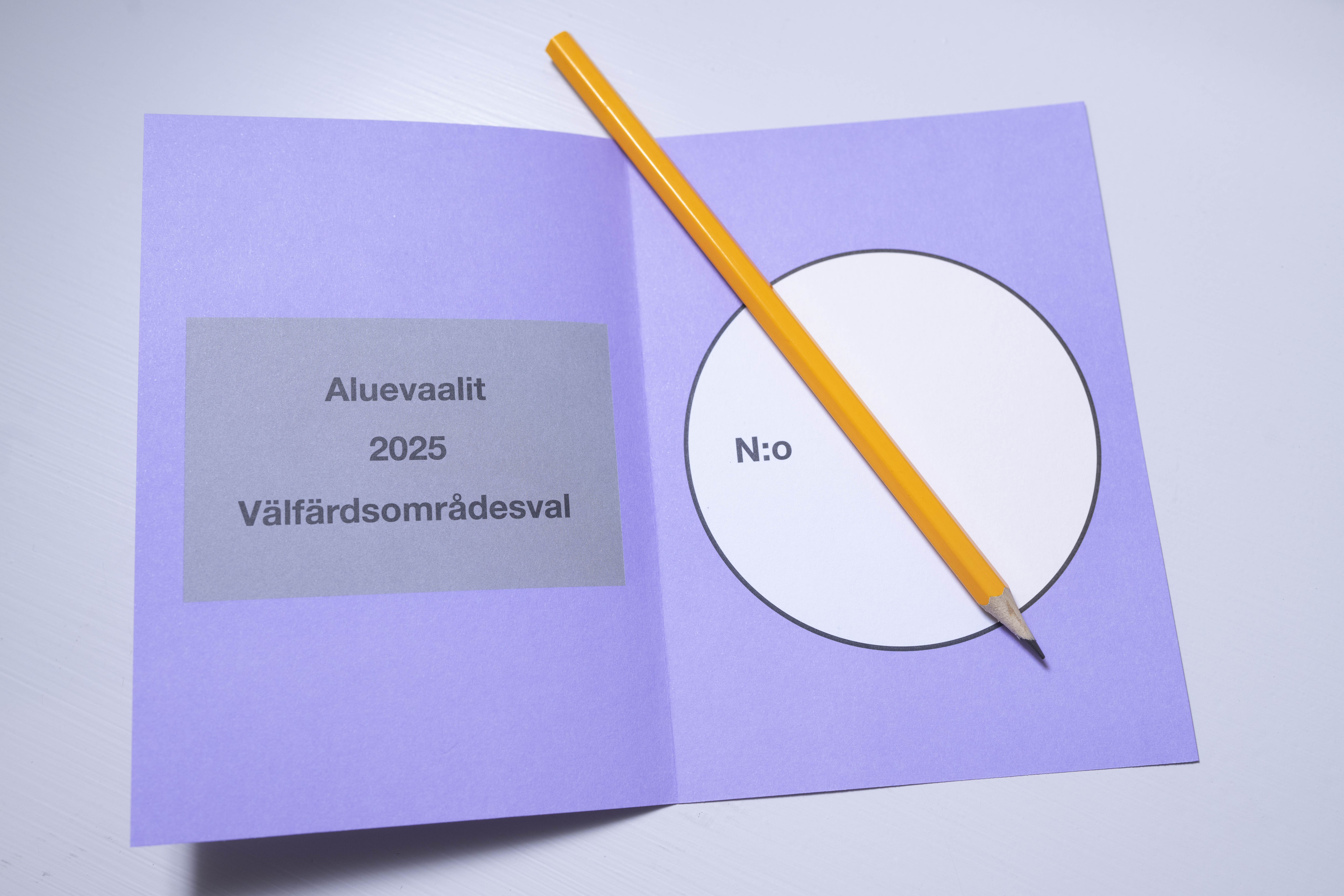 Selvitimme, miten alue- ja kuntavaaleissa voi äänestää erikseen – "Äänestyslippu revitään vaalivirkailijan läsnä ollessa"