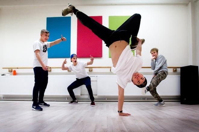 Nicklas Petterson harjoitteli ennen kansainvälistä breakdance-kilpailua. Tanssikaverit Frej Forsen, Kalle Reini ja Mikko Peltomäki kannustavat taustalla. KUVA: EETU SILLANPÄÄ