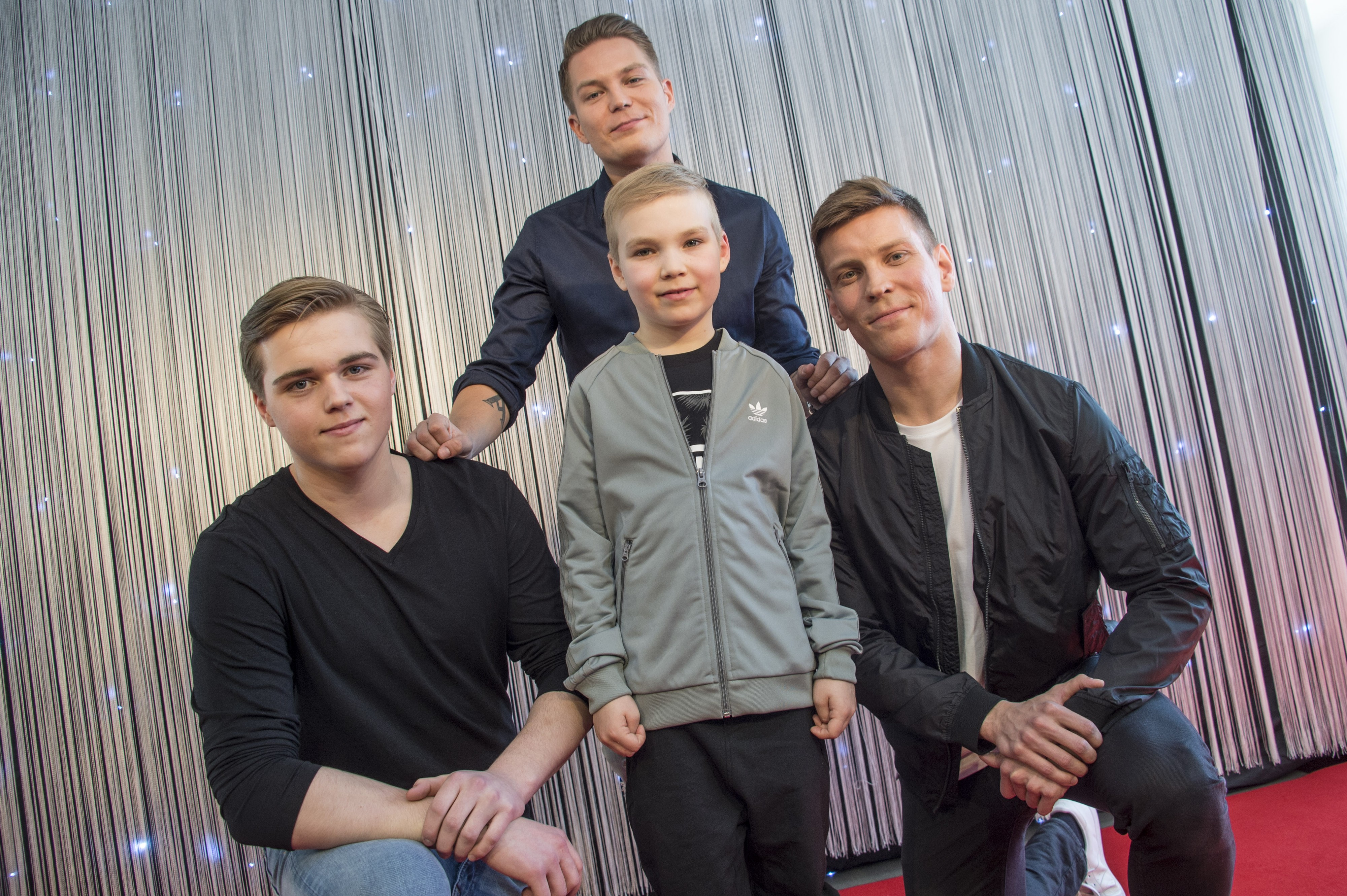 Harvoin näkee neljä Cheekiä samassa kuvassa. Se aito Jare Tiihonen takana, ja häntä elokuvassa näyttelevät Eemeli Masanen (vas.), Niklas Liukkonen ja Antti Holma edessä.