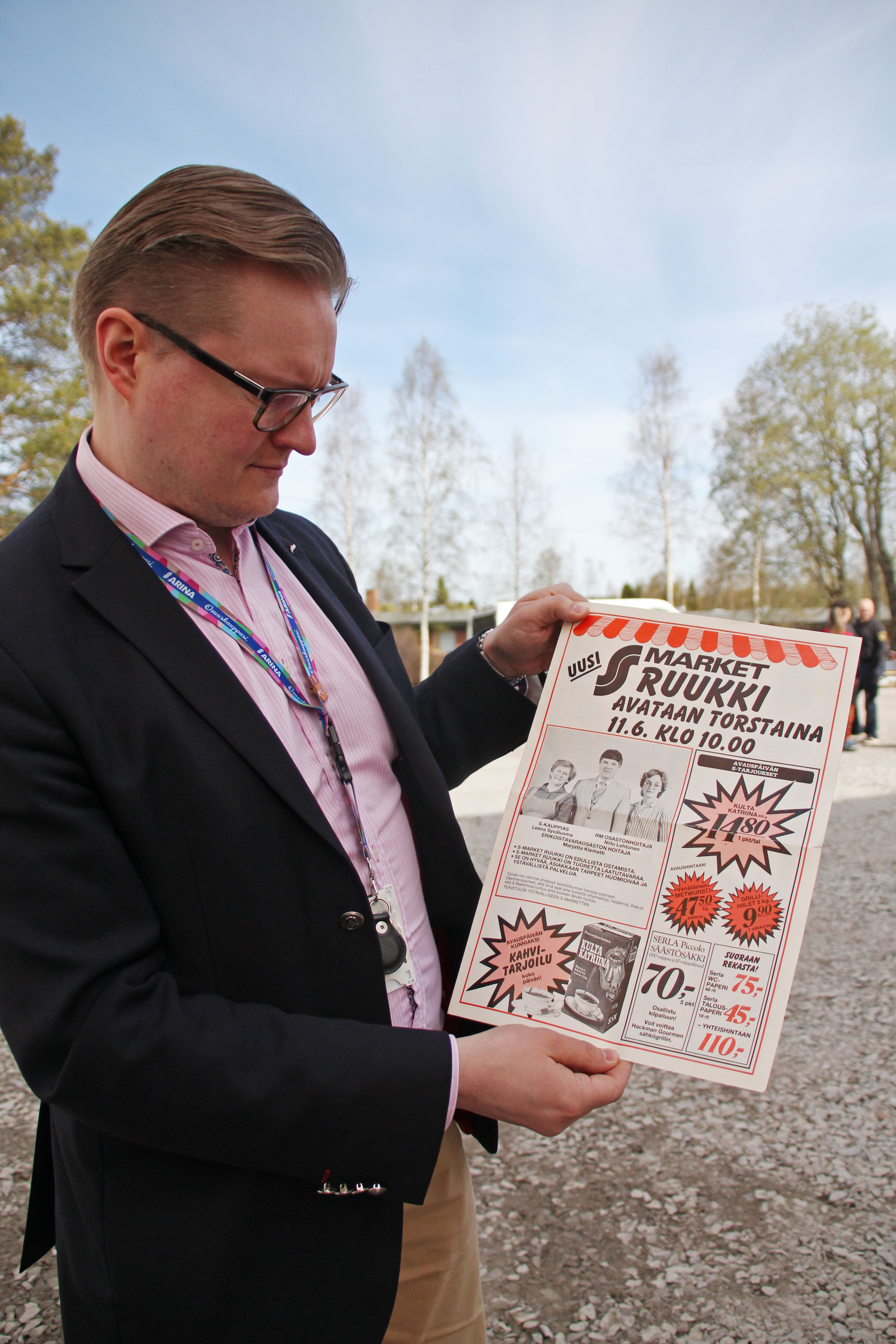 Tarmo Kokkola toi mukanaan vanhan Salen avajaislehden. Avajaiset olivat 11.6. mutta mikä olikaan vuosi?