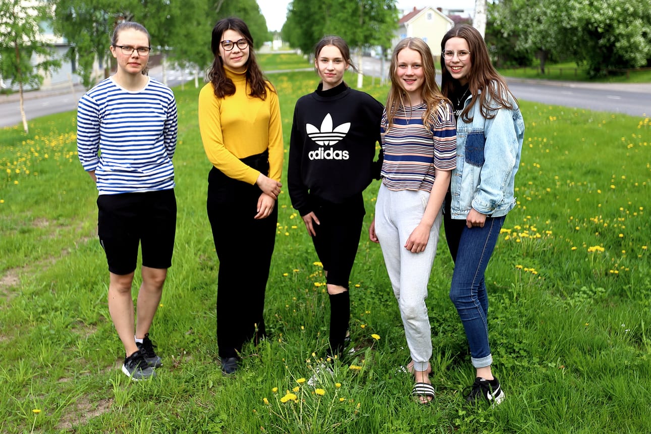 Henna Toppila ja Erika Nikola pyörittävät kahden muun nuoren yrittäjän kanssa kahvilaa Varessäikässä. Helka, Katri ja Inka Rautakosken 4H-yritys oli toiminnassa jo viime kesänä.