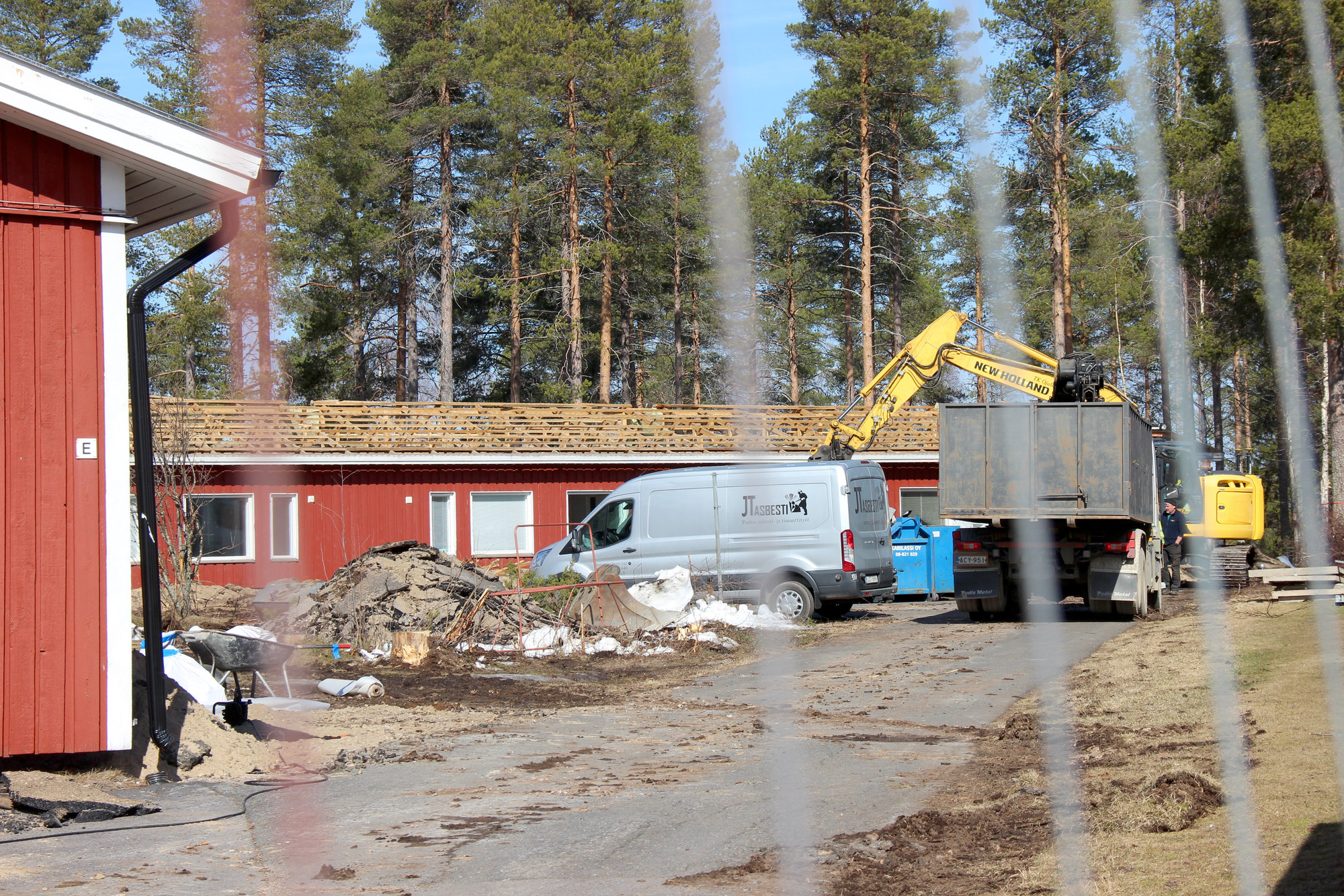 <p>Työmaa-aidat on nostettu purettavien rivitalojen ympärille terveysaseman likeisyydessä Pappilantien varressa. Viime viikolla purkutöissä oli TK Ojalan kaivinkone. Mittava rakennushanke toteutetaan vaiheittain, ensin puretaan kaksi rivitaloa ja rakennetaan kaksi uutta tilalle.</p>