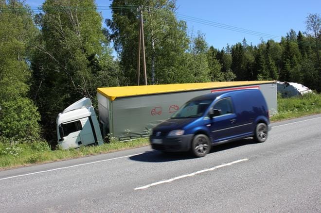 Kuorma-auto ohitti ojan pohjalla olevan tolpan vain niukasti. KUVA: TAUNO RIIHILUOMA