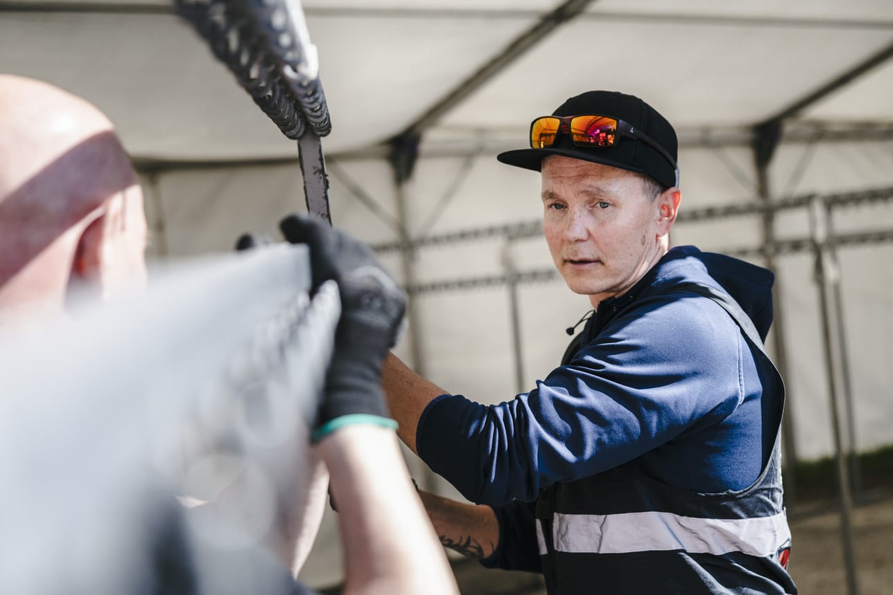 Marko Gröhn pystytti festarialueelle narikkaa muiden työntekijöiden kanssa maanantaipäivällä.
