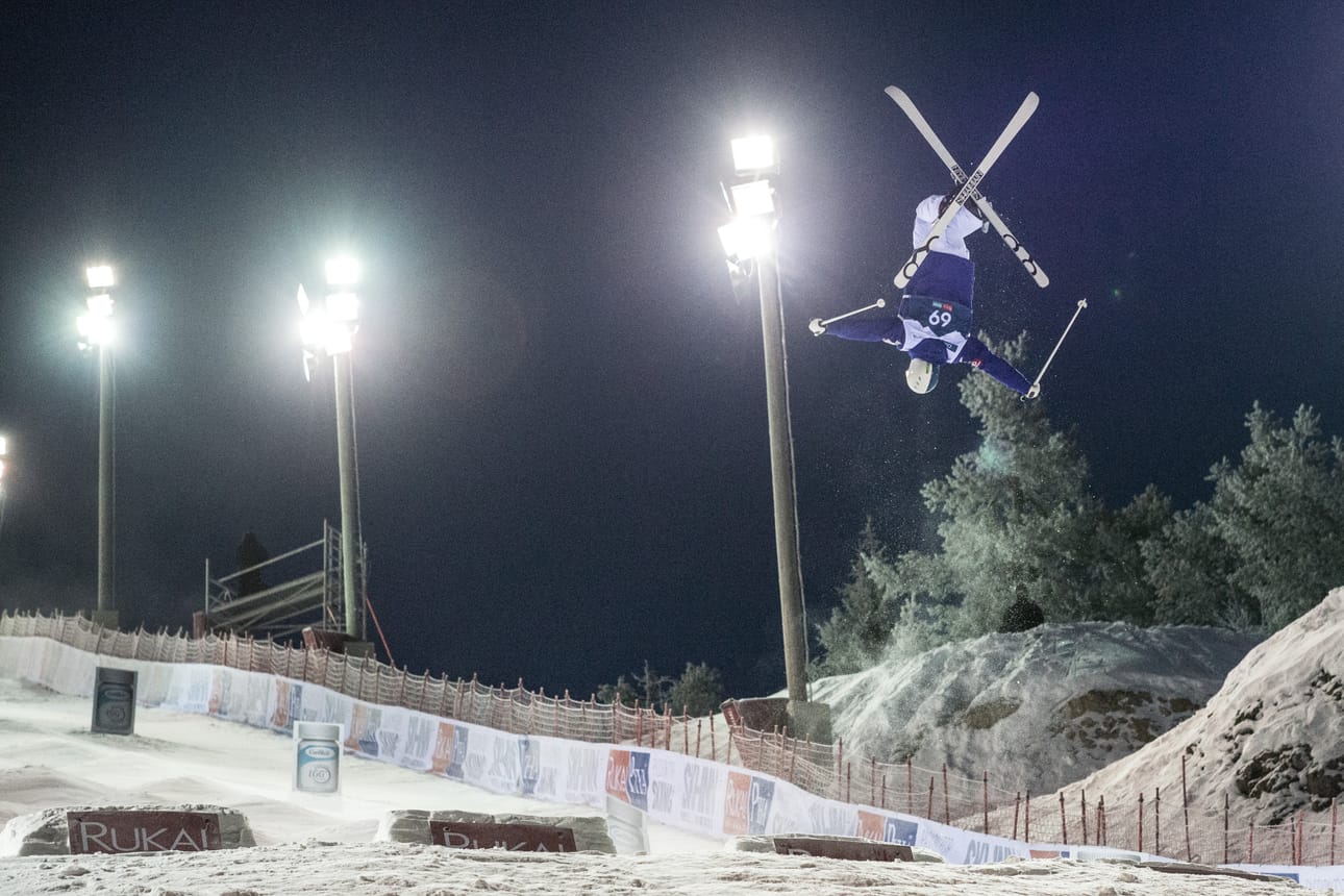 Jimi Salosen kisa päättyi olympiafinaalien ensimmäiselle kierrokselle. Kuvassa Salonen taituroi maailmancupin kisassa Rukalla.