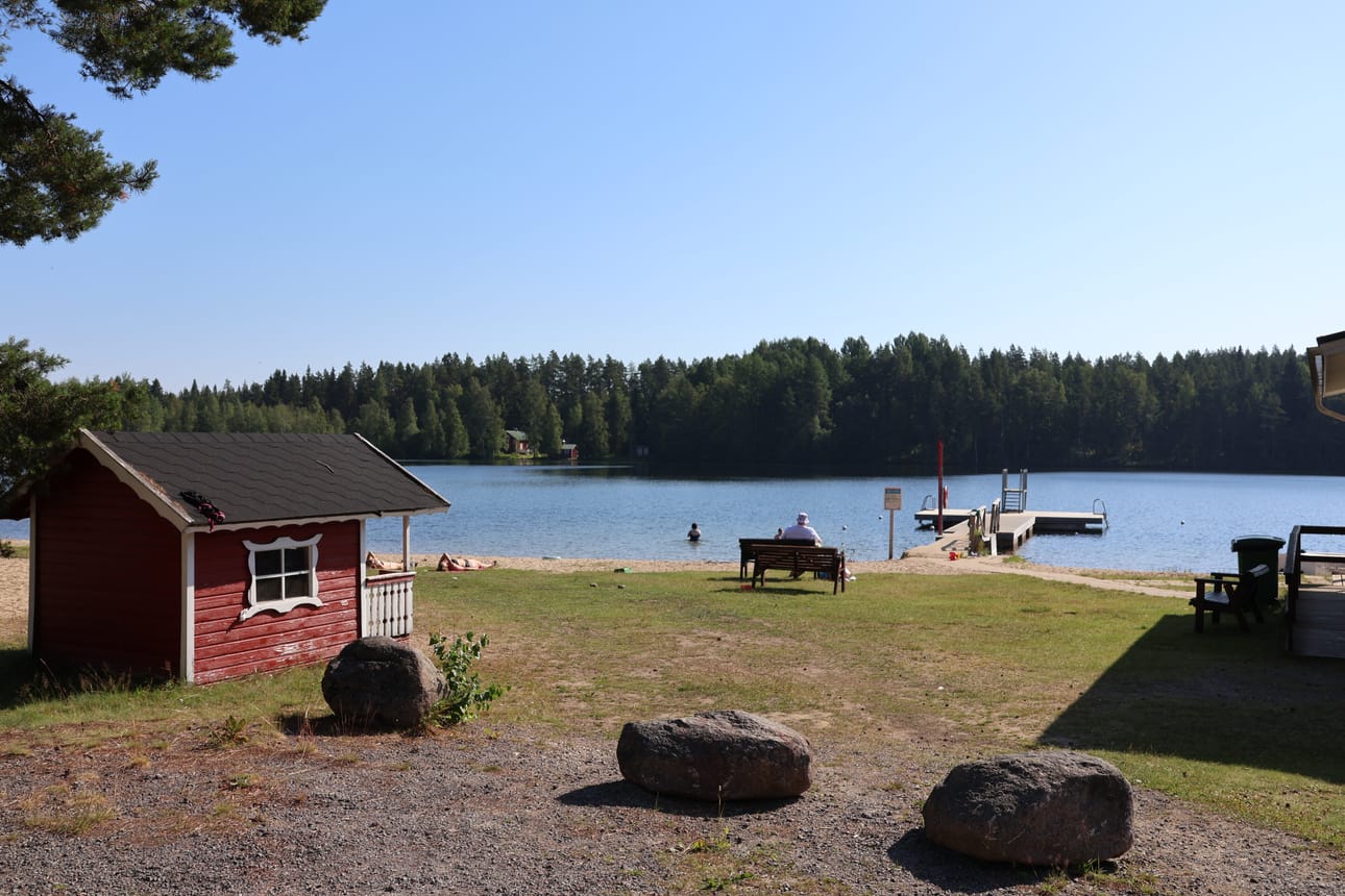 Helle on jatkunut koko viikon. Isojoen Kangasjärvellä oli auringonottajia ja uimareita tiistaina aamupäivällä.