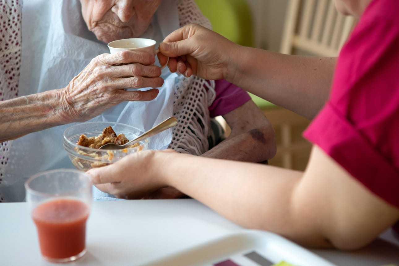 Ympärivuorokautisessa hoivakotiasumisessa riski vajaaravitsemukseen on erityisen korkea. Riski johtuu siitä, että elämän loppuvaiheessa ruoka ei enää maistu tai itsenäinen ruokailu ei onnistu. LEHTIKUVA / ANNI REENPÄÄ