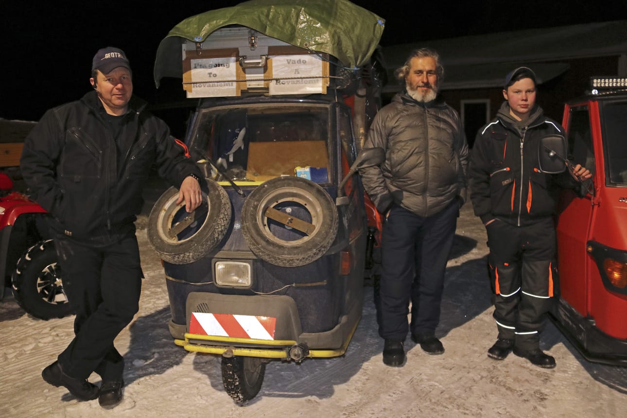 Tavaramopot pääsivät yöpymään samaan talliin. Ilkka Matinolli (vasemmalla) majoitti Michele Squerin kotiinsa muutamaksi yöksi. Juho-poika hoksasi matkamiehen netin kautta.