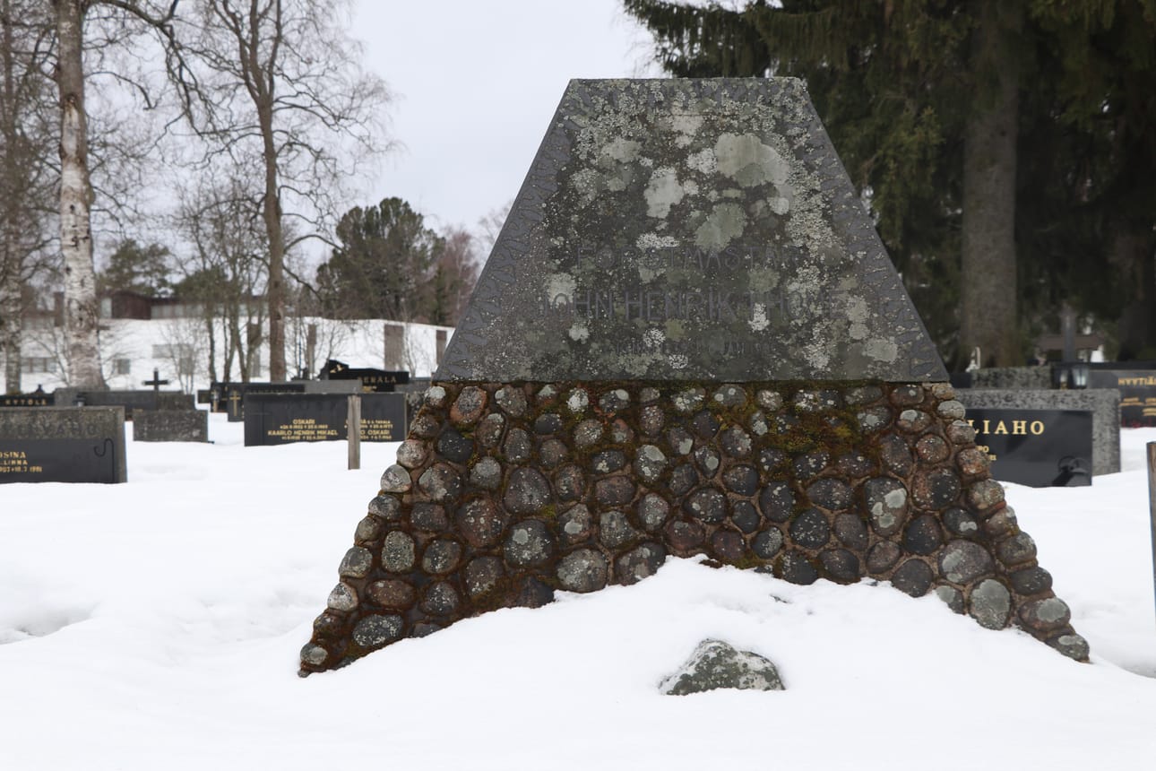 Metsänhoitaja Johan Henrik Thomé on haudattu Alajärven hautausmaalle vuonna 1906. Hautapaikalla on jyhkeä kivipaasi, edessä pilkottaa nälkävuosista muistuttava nälkäkivi.
