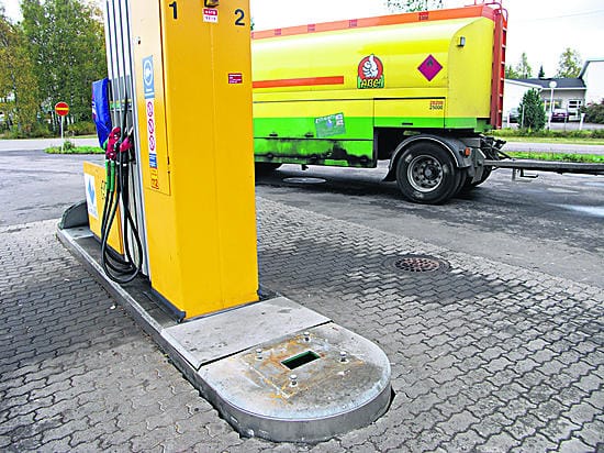 Näin tosielämässä: Oulaisten ABC-kylmäaseman kadonneesta seteliautomaatista jäi muistoksi vain neljä pulttia.