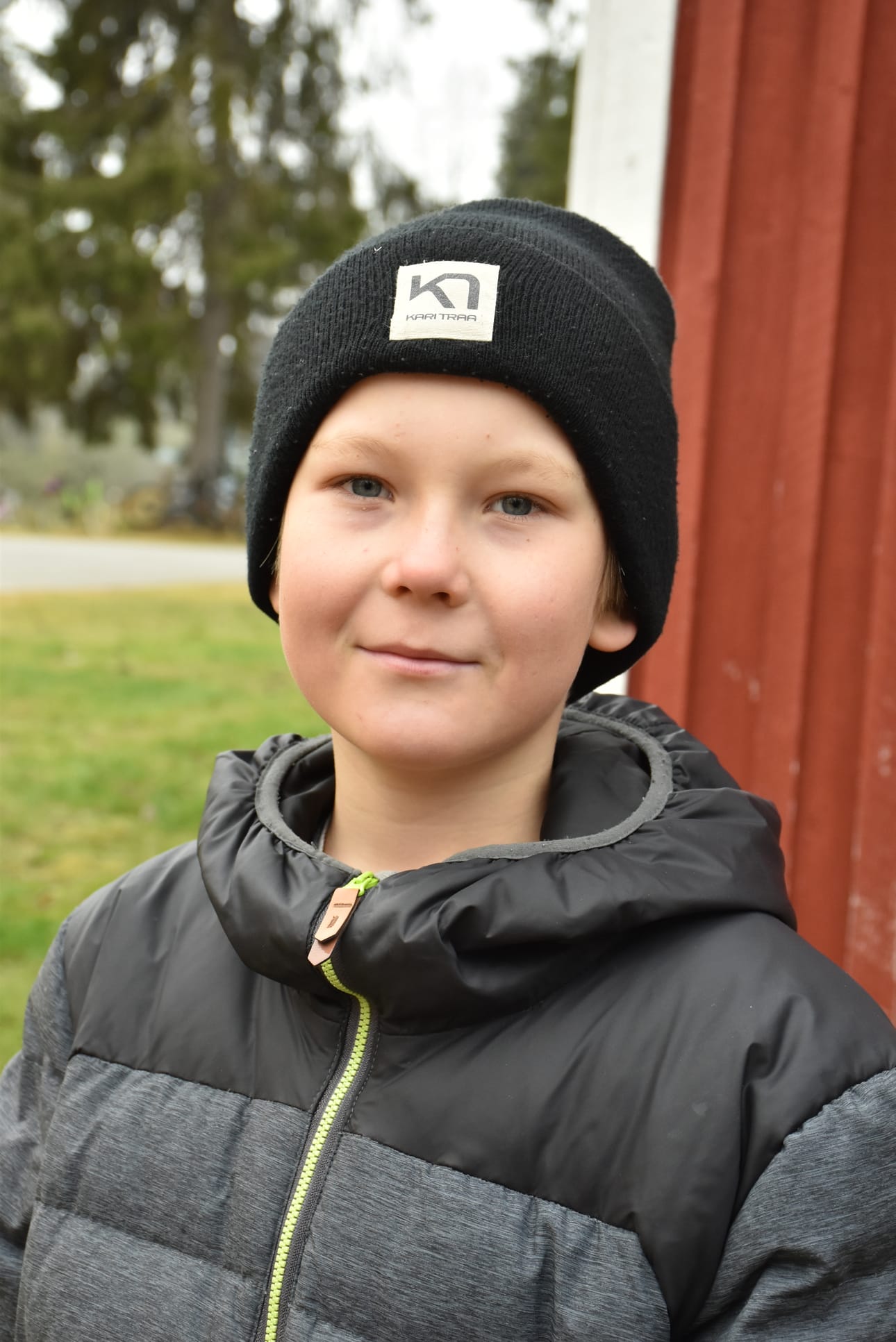 1. Ollaan mökillä ja jutellaan päivän kuulumiset. Mökillä me poimimme marjoja. 2. Syntymäpäivät ja joulut koska me syömme hyvää ruokaa. 3. Olen opettanut heille puhelimen ja tietokoneen käyttöä. 4. Koska lapset tarvitsevat isomman esimerkkiä eri asioissa. Nikolas Ervasti