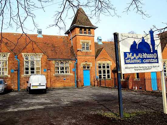 Camberleyn keskustassa sijaitseva Islamic Centre on toiminut jo 15 vuotta vanhassa viktoriaanisessa koulurakennuksessa, joka pian puretaan uuden moskeijan tieltä.