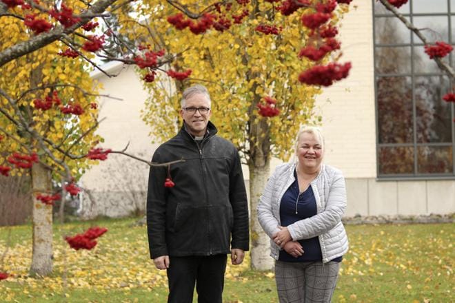 Alajärven kirkkoherra Ari Auranen ja viestintä- ja lähetyskoordinaattori Tiina Akomeah toivovat, että yleisöä on läsnä piispantarkastukseen liittyvissä monissa yleisötilaisuuksissa. Kuva: Johanna Kataja