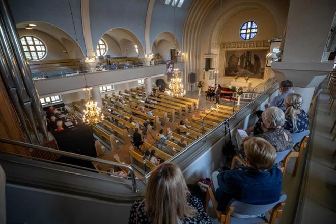 Alavuden kirkossa laulettiin lauantaina Toivo Kuula -kilpailun välierä. Laulajia oli muun muassa helsinkiläisbaritoni Samuli Takkula, joka myös eteni sunnuntaiseen loppukilpailuun. Kuva: Elena Mikkilä