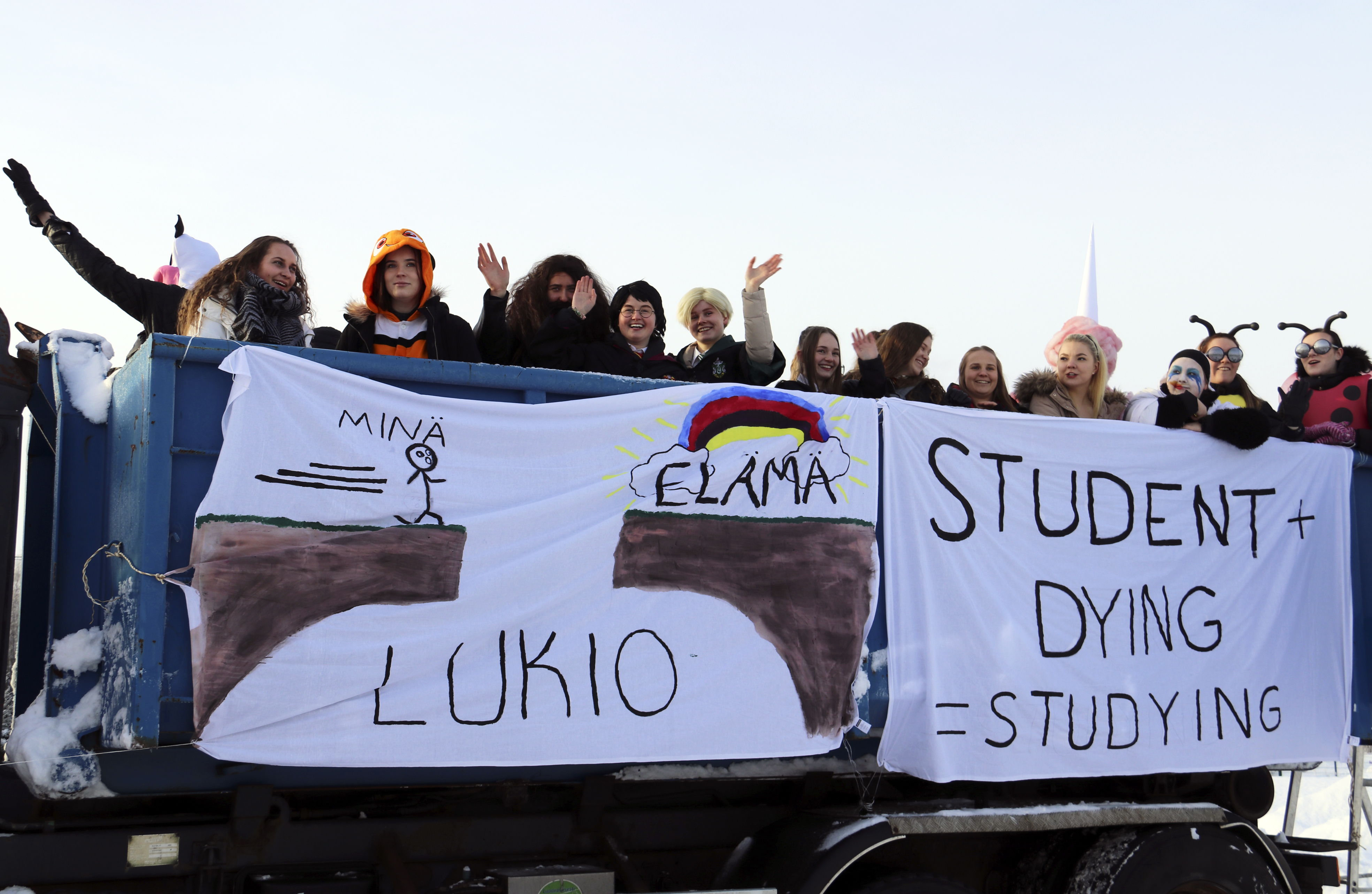 Abit matkalla kohti lukulomaa, ylioppilaskirjoituksia &ndash; ja vapautta! Katsojat saivat nauttia karkkisateesta.