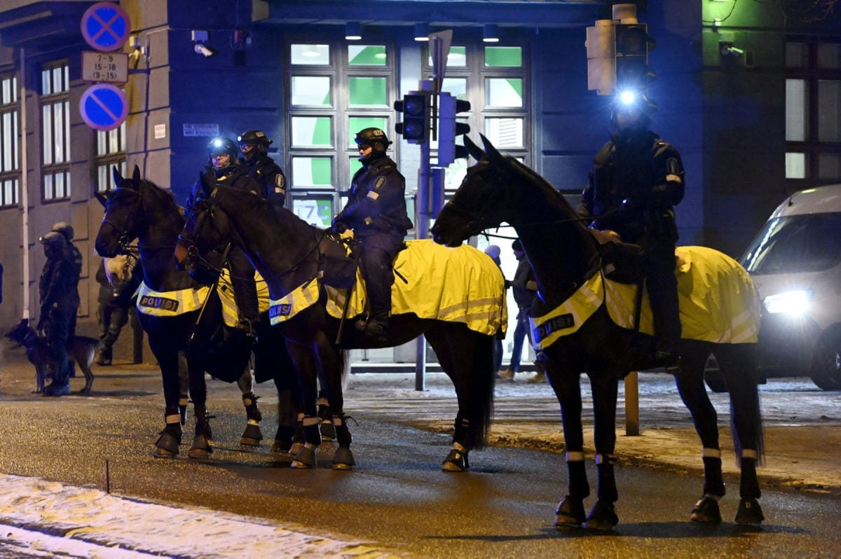 Poliisit seurasivat Runeberginkadulle pysähtynyttä Helsinki ilman natseja -mielenosoitusta itsenäisyyspäivän iltana. LEHTIKUVA / Heikki Saukkomaa