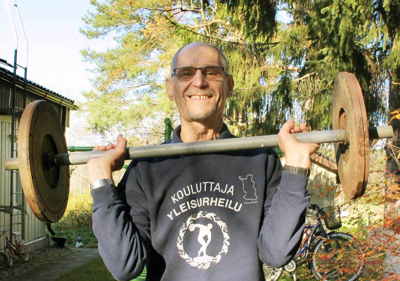 Erkki Helander hoitaa terveyttään milläpä muulla kuin liikunnalla. Auton vauhtipyöristä tehty painotanko nousee edelleen vetreästi.