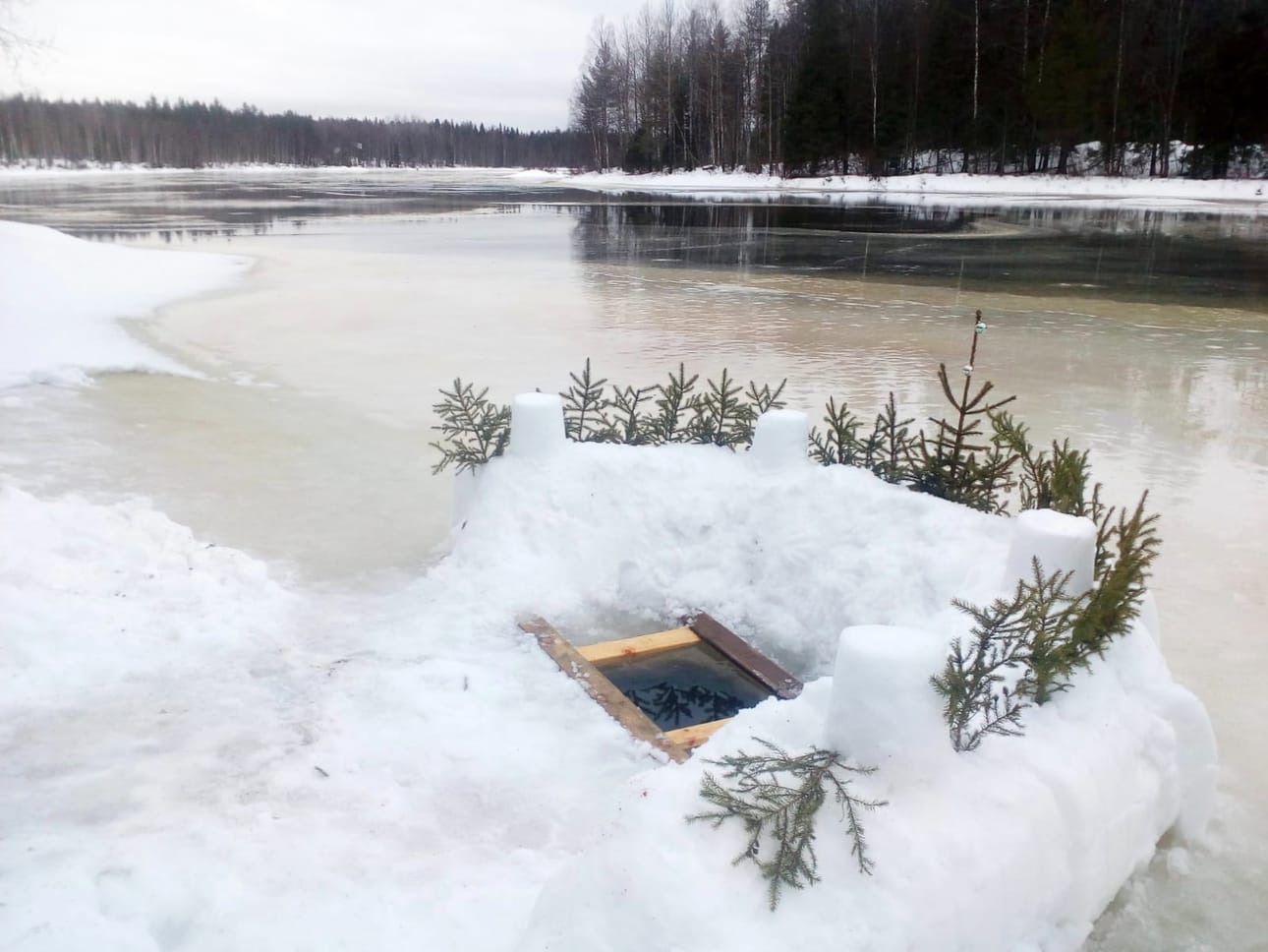 Tammikuun vesikeli. Kuvassa avannon tekoa Siivikon Korpijoella 3.1. 2020.
