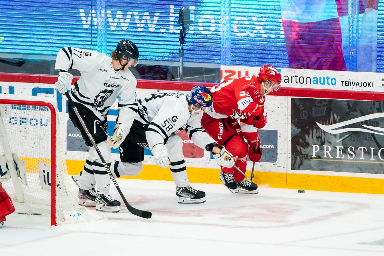 Topias Haapanen ja Kalle Väisänen ahdistelivat Aatu Aarniota.