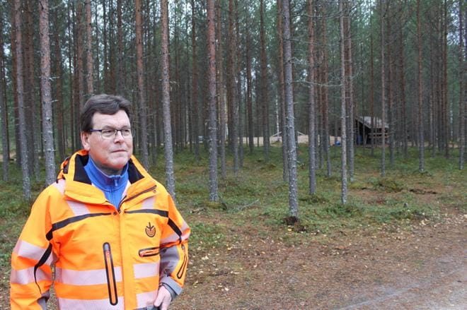 Kuortaneella muun muassa tervahauta-alueen lähellä harvennetaan Aholankankaan puustoa, esittelee metsäasiantuntija Kari Latvala metsänhoitoyhdistys Metsäpohjanmaasta. KUVA: REIJO HEIKKILÄ