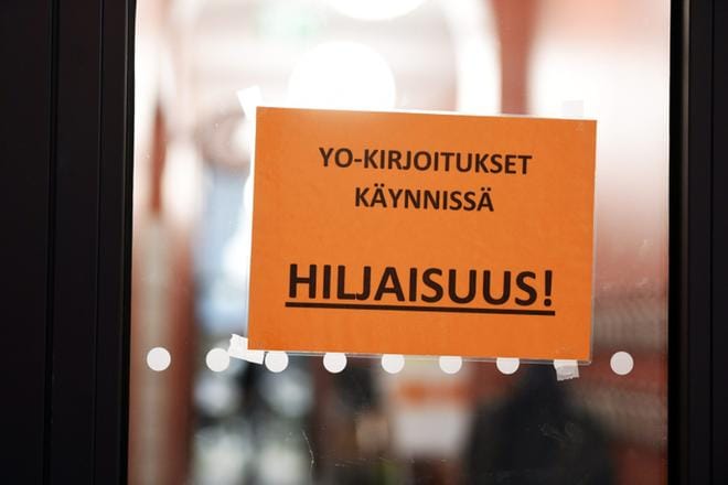 Yo-kirjoitukset käynnissä - HILJAISUUS! -lappu ylioppilaskirjoituksien äidinkielen lukutaidon kokeen koepäivänä Ressun lukiossa Helsingissä 10. maaliskuuta 2020. LEHTIKUVA / EMMI KORHONEN