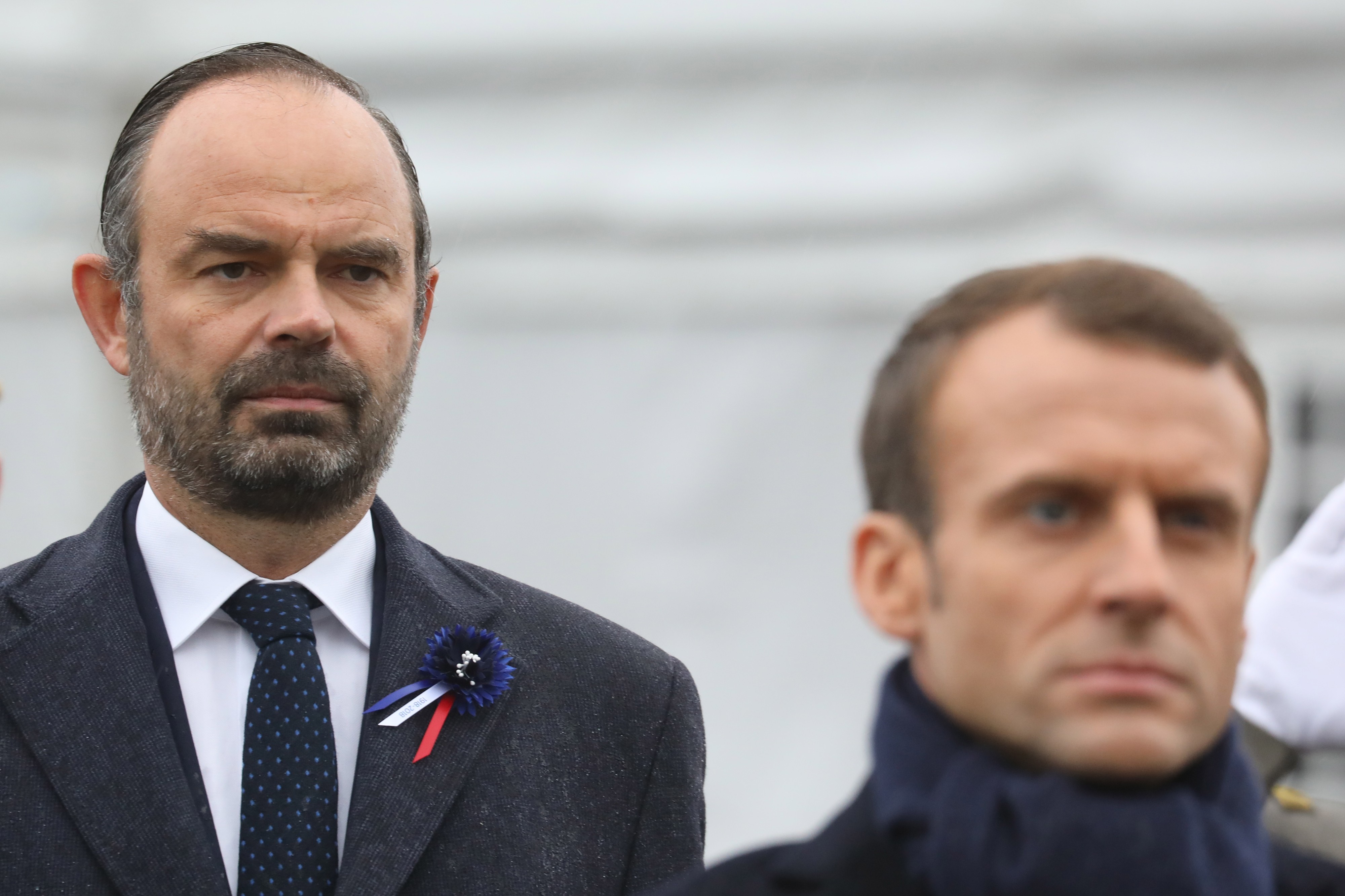 Ranskan pääministeri Édouard Philippe (vas.) ilmoitti veronkorotusten jäädyttämisestä tiistaina. Vielä viikonloppuna presidentti Emmanuel Macronin (oik.) viesti oli, että hän pitää kiinni energiapolitiikastaan.