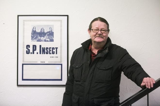 Matti Järvinen ehti Vaasan vierailullaan poiketa myös paikallisessa musiikkiliikkeessä. Liikkeen seinällä hän kohtasi myös musiikillisen nuoruutensa. S.P. Insect -trio musisoi 70-luvun alussa. KUVAT: JARNO PELLINEN