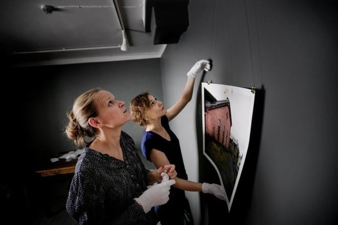 Satavuotias yö -näyttelyn kuraattori Heta Kaisto (oik.) ja valokuvaaja Hanna Koikkalainen kannustavat suomalaisia kohtaamaan historiansa. – On hyvä muistaa, että historiassamme on tällainen kamala tapahtuma. Pahat asiat ovat ihmisyydessä, eivätkä liity suoraan kansalaisuuteen. Historiantietämys ja analysointi kehittäisi meitä ihmisinä, ja ehkäisi samaa tapahtumasta uudelleen, Koikkalainen herättelee. KUVAT: JAAKKO ELENIUS
