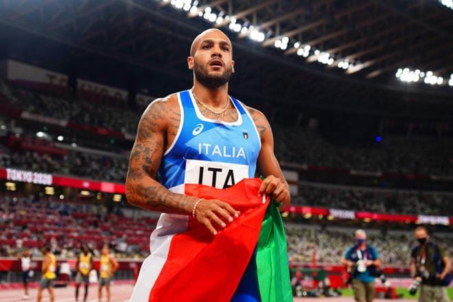 Satasen olympiavoittaja Lamont Marcell Jacobs joutui kohun keskelle Tokion olympialaisten loppusuoralla. Kuva: Lehtikuva / AFP