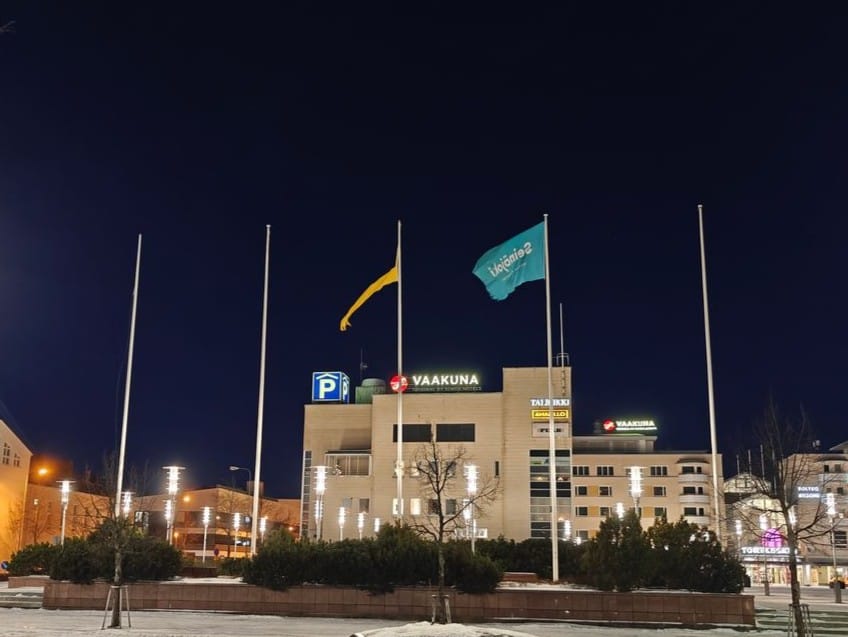 Tiistaiaamuna Kauppatorin laidalla liehui yksi Seinäjoen kaupungin lippu ja riekale toisesta.