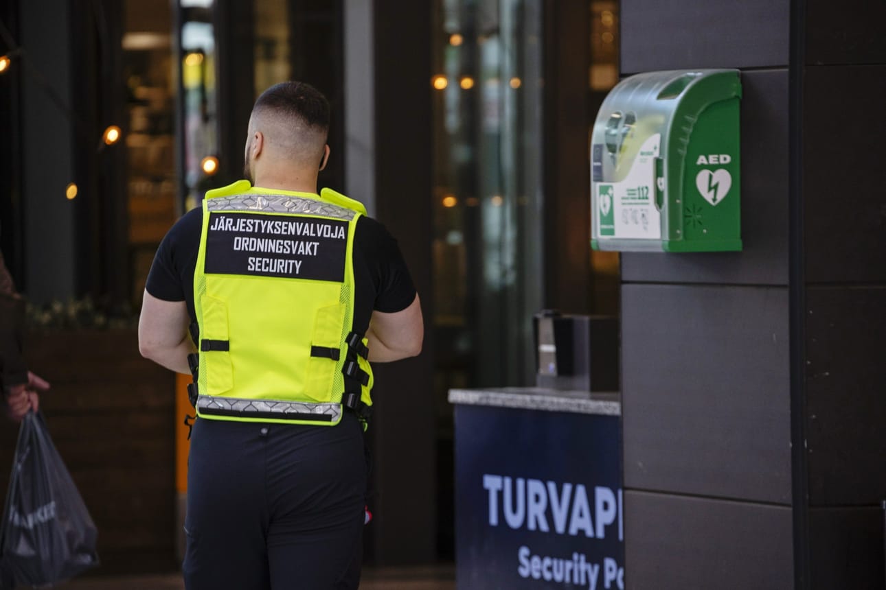 Väkivallanteot ovat olleet vartijoille poikkeuksellisia tilanteita. Kuva Valkean kauppakeskuksesta viime viikolta. LEHTIKUVA / TIMO HEIKKALA