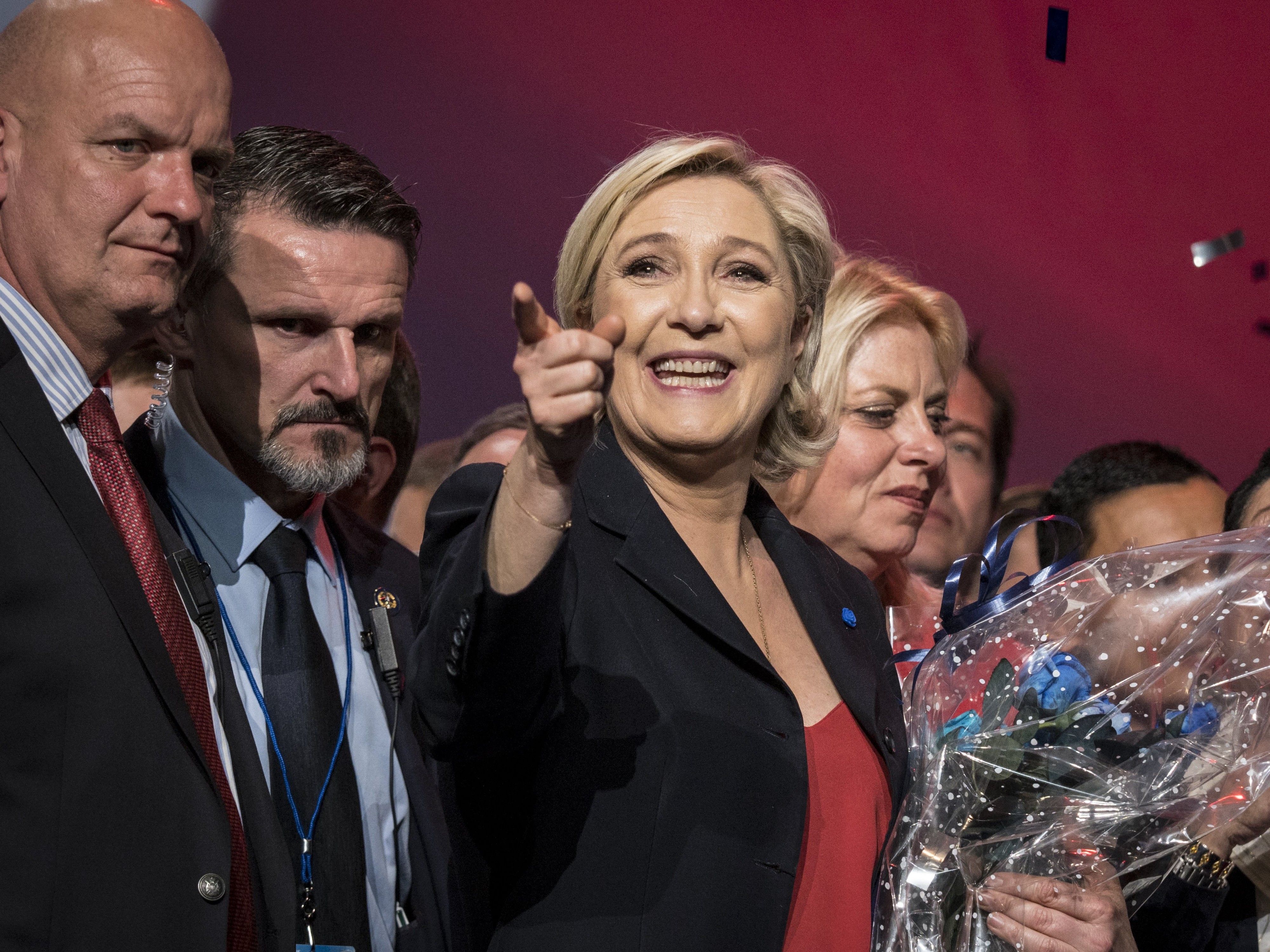 Marine Le Pen saapui lavalle suurten suosionosoitusten saattelemana.
