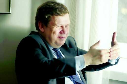 Pienetkin työllistävät. Ministeri Christoffer Taxell muistuttaa, että yt-neuvotteluista kertovien jättiyritysten varjoon on jäänyt työllistävä pk-sektori.