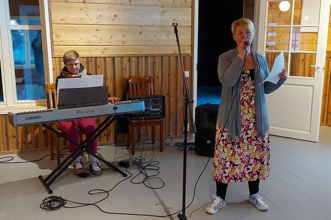 Kulttuuriyhdistys Karikon muusikot Maija Perälä (koskettimet) ja Kaisa Perälä (laulu) harjoittelevat Maijan säveltämiä lauluja Arto Mellerin runoihin. KUVA: TUIJA AHOLA