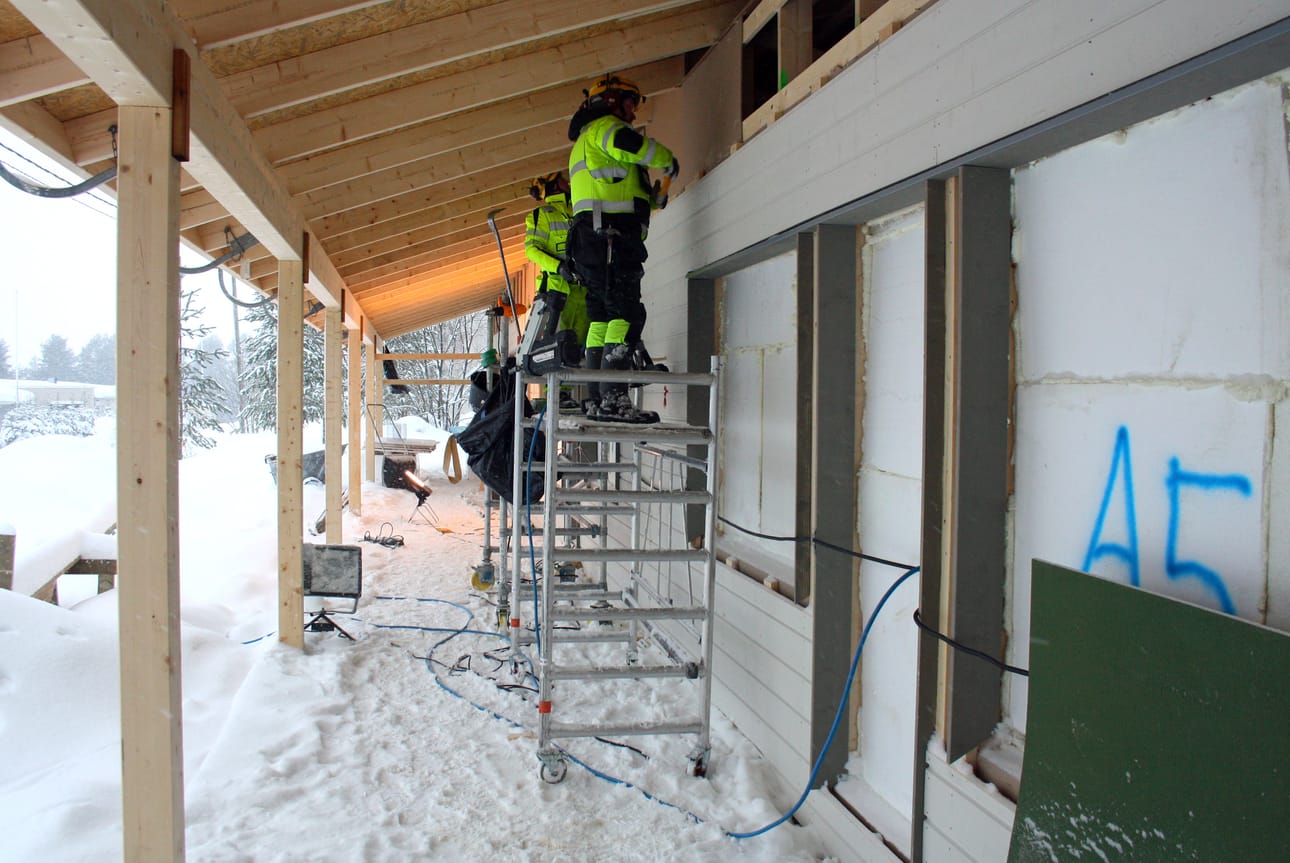 Posion kunnan asuntoyhtiön noin miljoona euroa maksava rivitalo valmistuu kesällä. MY-Insinööri Oy:n kirvesmiehet Janne Yli-Suvanto (edessä) ja Jani Kuha valmistelivat välipohjan lämpöeristämistä.