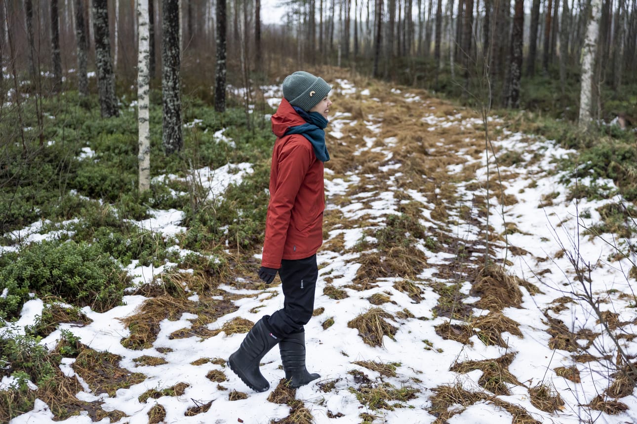 Katri Kurkela arvioi, että hänellä ei ole ehkä samanlaista tarmoa tehdä metsätöitä kuin isällään.