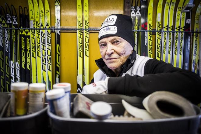 Kari Kyrö, 75, talkoilee yhä hiihtävän nuorison hyväksi. Suksihuolto nuoremmille ja vanhemmille pelaa yhä 20 vuotta vanhassa huoltokärryssä, kaikkien huoltorekkojen "esi-isässä", kuten Kyrö itse liikuteltavaa huoltokoppia kutsuu.