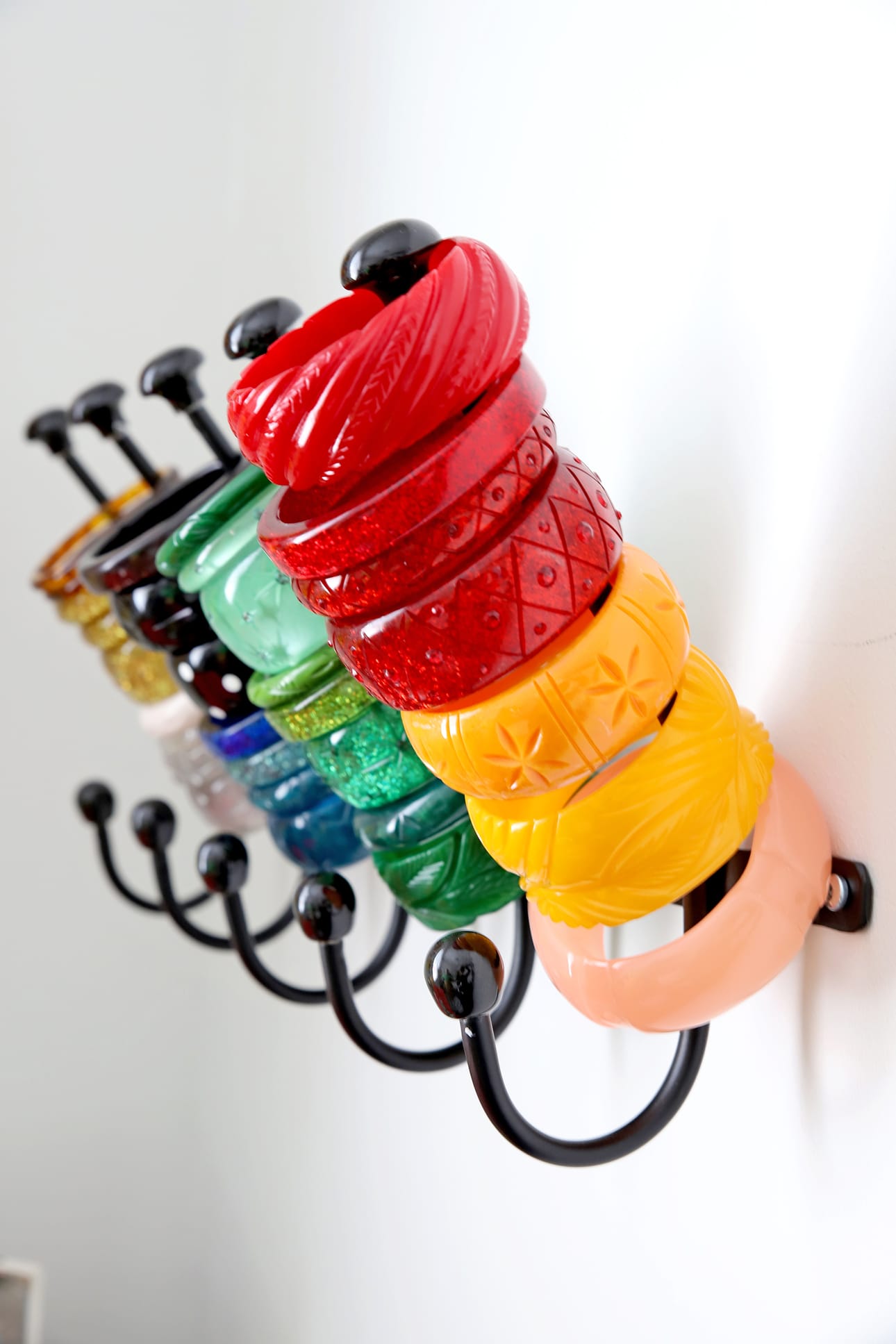 Muovisista rannekoruista löytyyvaihtoehto jokaiseen asuun.