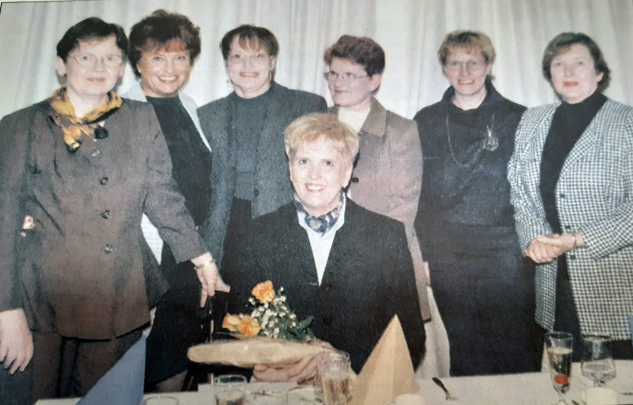 Vuoden sihteerin ja Alajärven Yrittäjänaisten nykyisen puheenjohtajan Helena Mäki-Kojolan ympärille kerääntyi onnittelijoiksi hallituksen naiset. Vas. Mirja Männikkö, Pirjo Tuomela, Pirkko Ojajärvi, Liisa Luiro, Pirjo Peltoniemi ja Leena Paavola. Hallitukseen kuuluu lisäksi Tuula Lehtola.