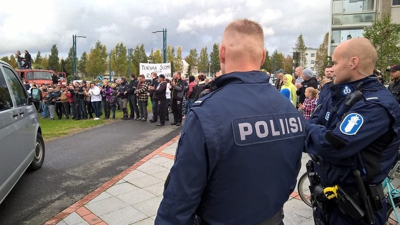 Mielenosoitus pakolaispolitiikkaa vastaan on sujunut rauhallisesti. Kuva: Poliisi