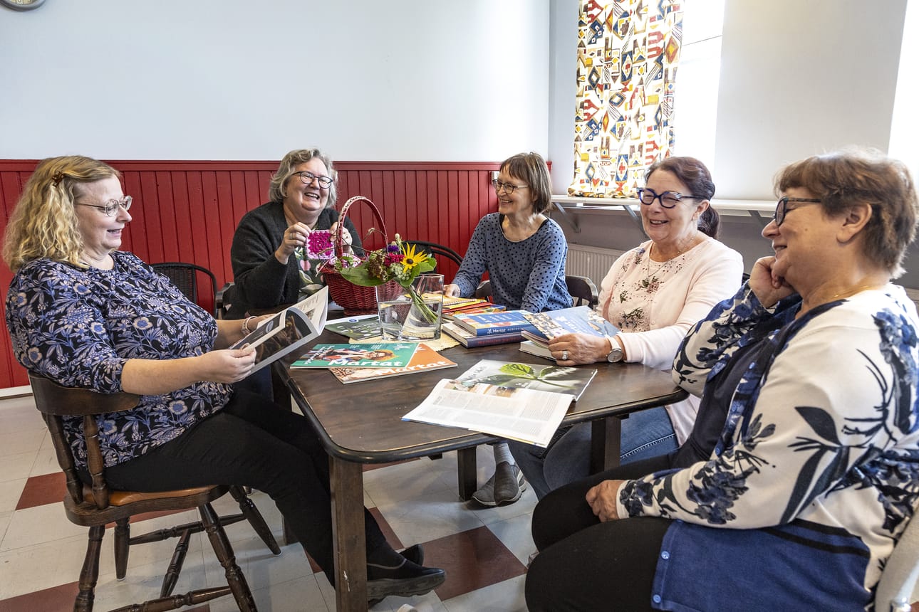 Satu Lepistö-Korhonen, Eija Kyrönlahti, Tuula Kujanpää, Helena Keisala ja Pirjo Kantokoski Alajärven Nelimartoista alleviivaavat sen, että kokoontumisissa on aina hauskaa.