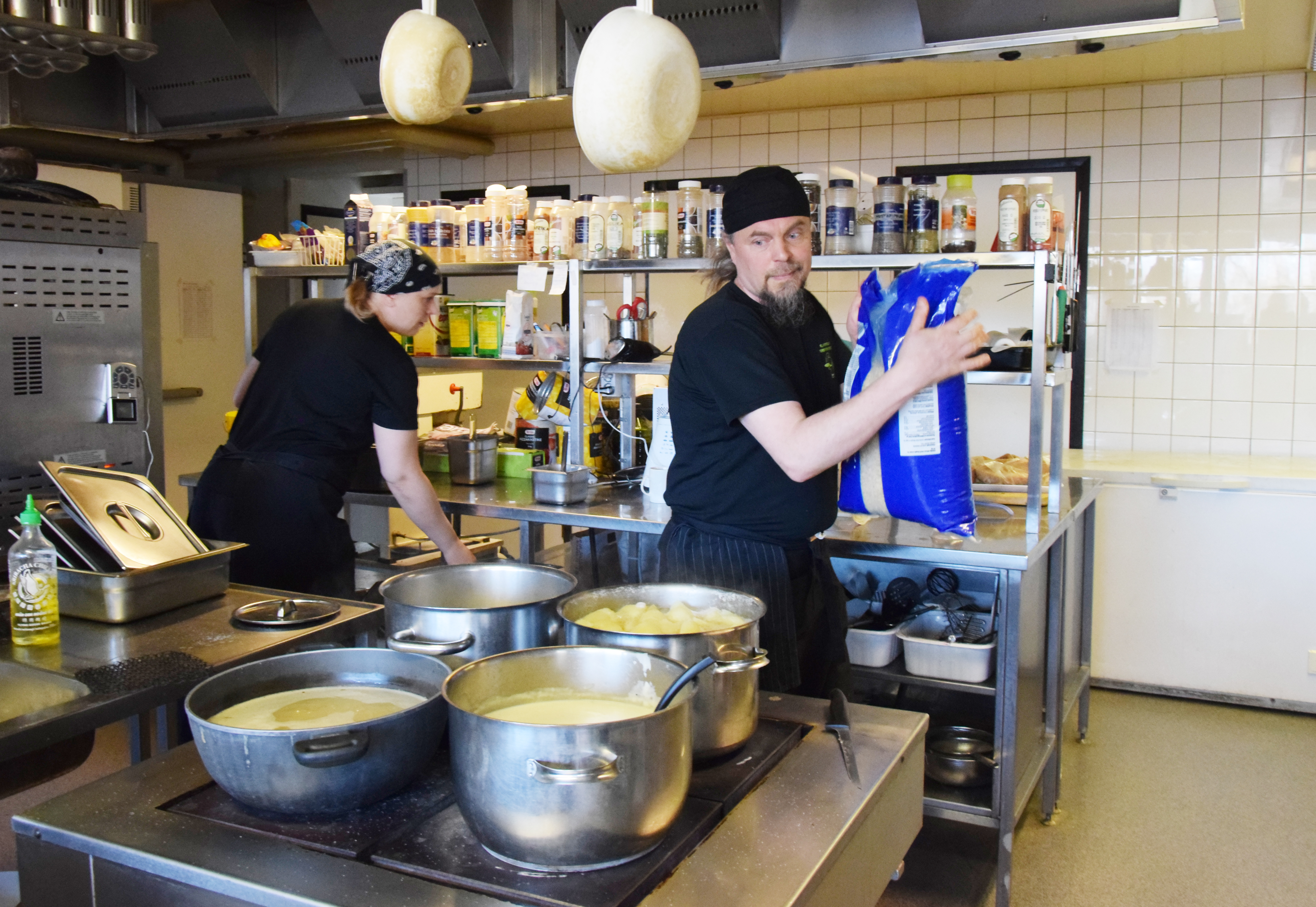 Kreivinajan keittiössä vallitsee saumaton yhteistyö. Maria ja Antti tietävät tasan tarkkaan mitä milläkin kellonlyömällä pitää tehdä ja olla valmiina.