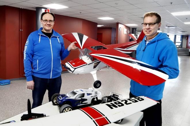 Pienoismallinäyttelyssä on esillä muun muassa erilaisia radio-ohjattavia lennokkeja ja autoja. Laitteita asettelivat näyttelykuntoon Seinäjoen lennokkikerhon puheenjohtaja Mika Tuominen (vas.) sekä sihteeri Tomi Kohtanen. KUVA: JOUKO HÄNNINEN