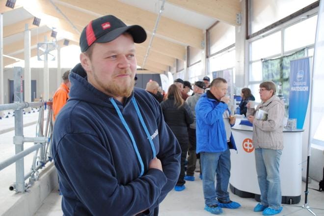 Aatu Korpi sai pihattonsa avajaisiin paljon vieraita heti aamusta alkaen. KUVAT: EEVA-LIISA KULJU